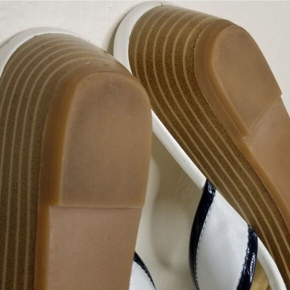 TOMMY Hilfiger Women’s Ambria T Strap Sandals 8M White -‎ Gold Metallic - Picture 9 of 12